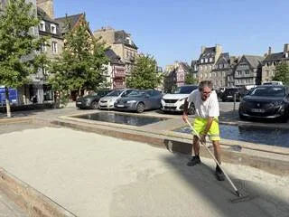 « ON VA TESTER » : EN PLEIN CENTRE-VILLE, AU PIED DES BARS, CETTE VILLE BRETONNE CRÉE… DES TERRAINS DE PÉTANQUE !