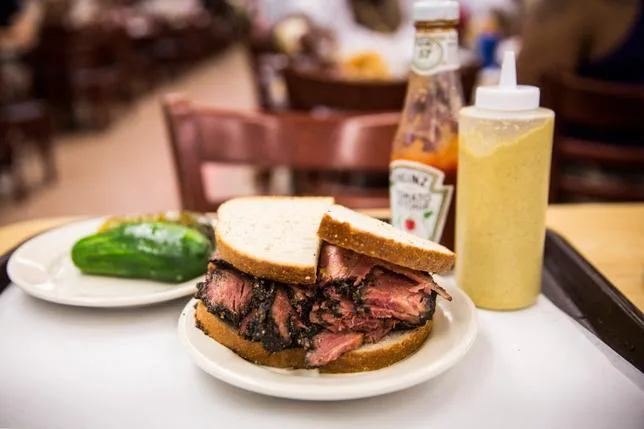 EN ROUMANIE, LE PASTRAMI NE MÈNE PAS À L’ORGASME