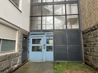 UN HOMME DE 45 ANS TUÉ À L’ARME BLANCHE DANS UN SQUAT À SAINT-BRIEUC, UN SUSPECT ACTIVEMENT RECHERCHÉ