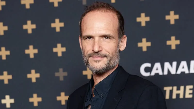 PLAGIAT, VOYEURISME… ÉPINGLÉ PAR MEDIAPART, THOMAS LILTI, LE RÉALISATEUR DE LA SÉRIE « HIPPOCRATE », NIE TOUTE ACCUSATION