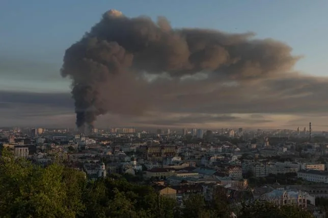 LA RUSSIE LANCE UNE ATTAQUE MASSIVE DE MISSILES ET DE DRONES SUR KIEV