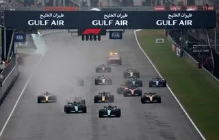 VIDÉO. F1 : LE DÉPART TANT ATTENDU DU GP DE BAHREÏN, AVEC L’ENVOL EXCEPTIONNEL DES MERCEDES ET FERRARI QUI PERD TOUT
