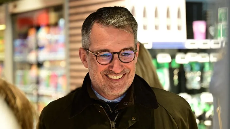 « AVANT, QUAND LES MAGASINS ÉTAIENT FERMÉS LE DIMANCHE, ON ATTENDAIT LE LUNDI » MAIS AUJOURD’HUI « ON ACHÈTE SUR LES PLATEFORMES DE VENTE EN LIGNE »: LE PATRON DU GROUPE CASINO APPELLE LES CANDIDATS À LA PRÉSIDENTIELLE À DÉFENDRE LES COMMERCES DE PROXIMITÉ