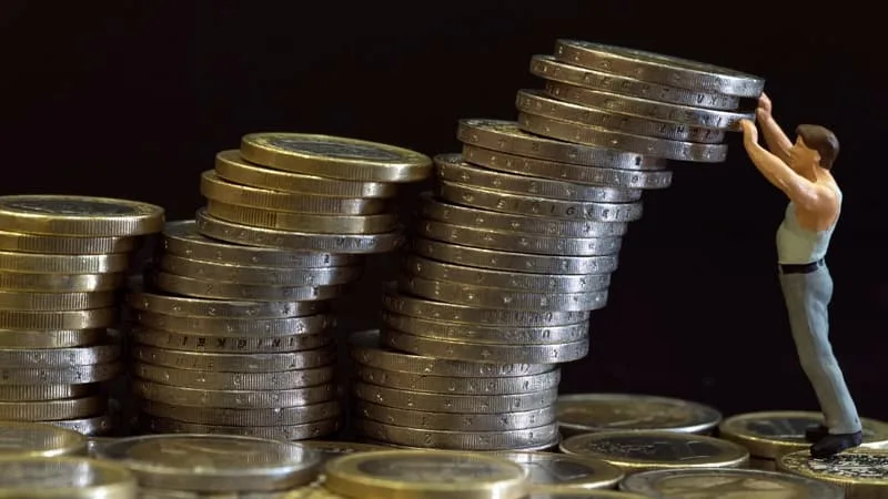 ÉDITO. UN SEUIL DE RICHESSE FIXÉ À 4.300 EUROS PAR MOIS OU FAIRE CONVERGER LES REVENUS MENSUELS DE TOUS LES PAYS VERS 5.000 EUROS: LE RETOUR DES THÉORIES DE L’APPAUVRISSEMENT HEUREUX