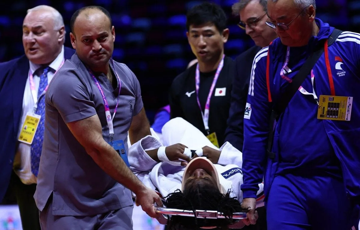 MONDIAUX DE JUDO : SARAH-LÉONIE CYSIQUE ÉVACUÉE SUR CIVIÈRE APRÈS PRIS UN IPPON