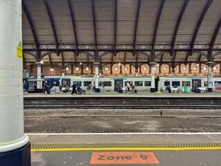 ABANDONNÉE BÉBÉ DANS UNE GARE, ELLE DÉCOUVRE L’EXISTENCE D’UN DEMI-FRÈRE À 76 ANS ET LE RENCONTRE POUR LA PREMIÈRE FOIS