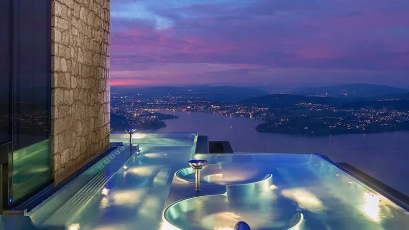 UN ASCENSEUR EXTÉRIEUR DE 150 MÈTRES, UNE PISCINE SUSPENDUE DANS LE VIDE ET DES SUITES À 21.000 EUROS LA NUIT… C’EST ICI QUE VA PRENDRE FIN LA GUERRE ENTRE LES ETATS-UNIS ET L’IRAN