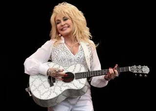 « JOLENE », « I WILL ALWAYS LOVE YOU », « TYRANT »… LES 5 MUSIQUES DE DOLLY PARTON QUI S’ÉCOUTENT ENCORE EN BOUCLE