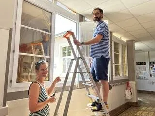 CANICULE. DANS CETTE ÉCOLE, LES PARENTS SE SONT RELAYÉS POUR POSER DES COUVERTURES DE SURVIE AUX FENÊTRES