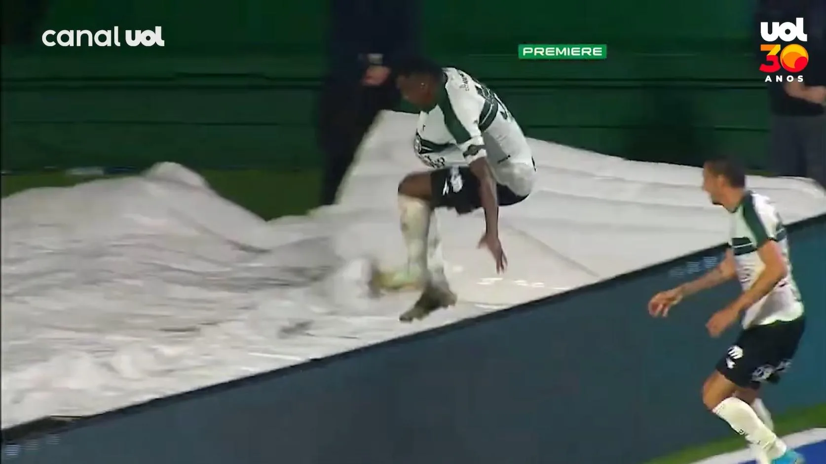 L’IMPRESSIONNANTE CHUTE DE CE FOOTBALLEUR BRÉSILIEN APRÈS SON BUT… FINALEMENT ANNULÉ