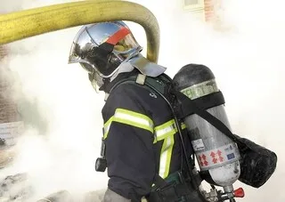 UN INCENDIE SE DÉCLARE DANS UNE MAISON DE 200 M² DES ALPES-DE-HAUTE-PROVENCE, UNE VINGTAINE DE POMPIERS INTERVIENNENT