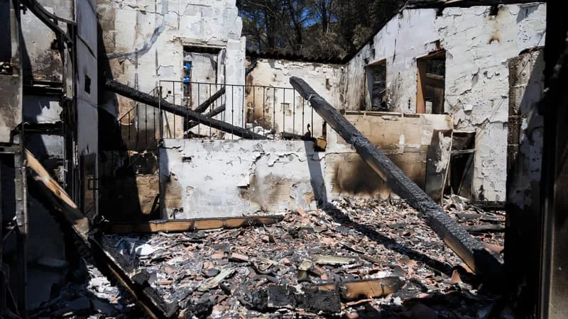 « C’EST L’APOCALYPSE »: L’ANGOISSE DES HABITANTS DU VAR EN PROIE À UN NOUVEL INCENDIE D’AMPLEUR