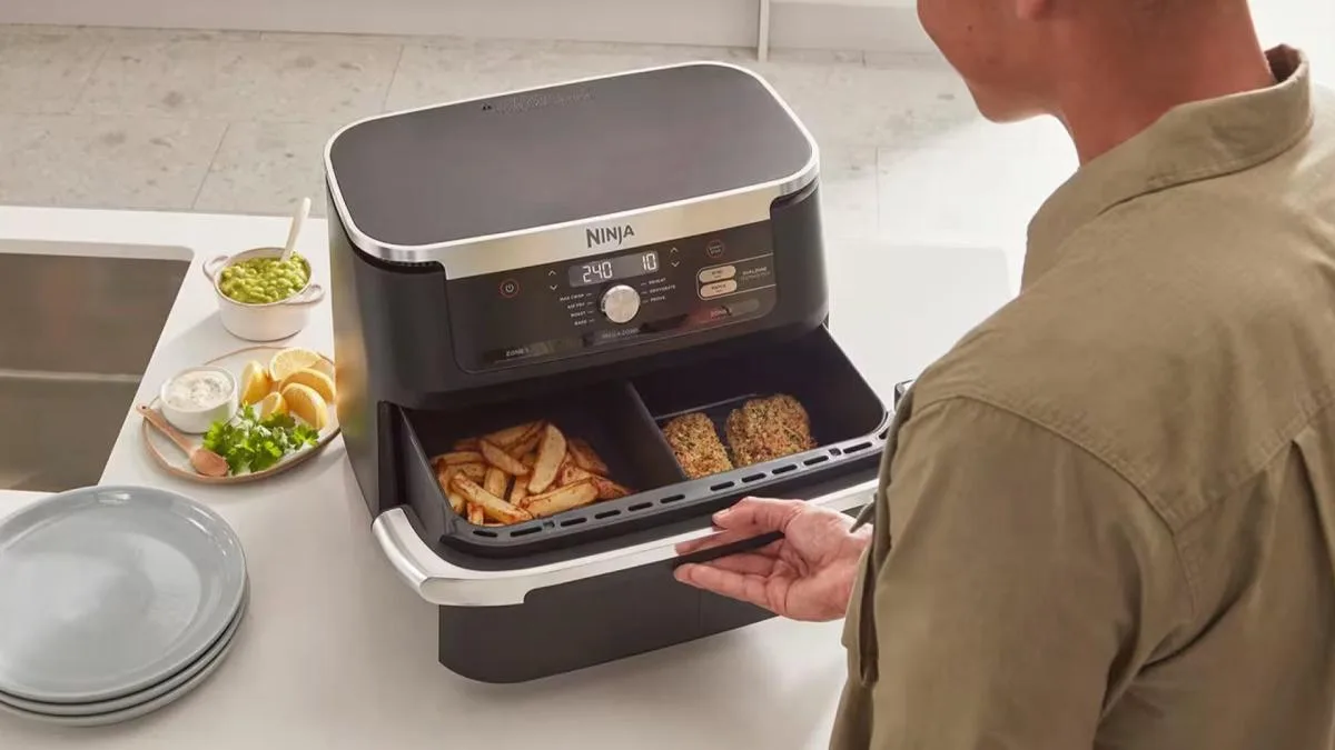 IL CUIT DEUX PLATS DIFFÉRENTS EN MÊME TEMPS POUR 8 PERSONNES : CET AIR FRYER NINJA CHUTE SOUS LES 170 € (MAIS ÇA NE VA PAS DURER)
