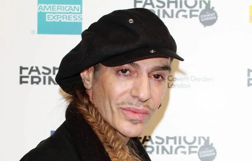 JOHN GALLIANO : RATTRAPÉ PAR SES PROPOS ANTISÉMITES, LE CRÉATEUR RENONCE À UNE EXPOSITION À NEW YORK