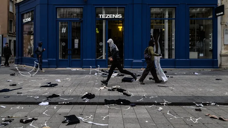 AIDE FORFAITAIRE, PRÊT À TAUX ZÉRO… VOICI LES MESURES « EXCEPTIONNELLES » DE L’ÉTAT POUR SOUTENIR LES COMMERÇANTS PILLÉS