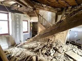 « UNE HISTOIRE DE FOU » : APRÈS LES FORTES CHALEURS, CETTE MAISON DE 600 ANS MENACE DE S’EFFONDRER EN DEUX-SÈVRES