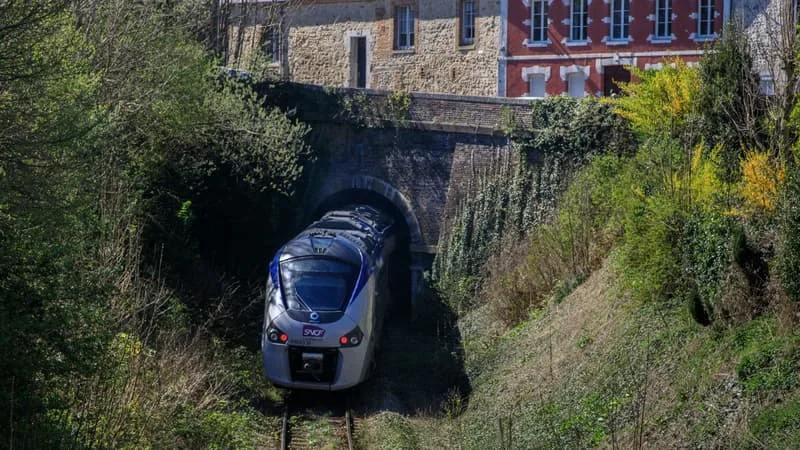 LES TRAINS AU RALENTI EN NORMANDIE: LE TRAFIC SNCF INTERROMPU ENTRE ARGENTAN ET GRANVILLE À LA SUITE D’UN VOL DE CÂBLES DE SIGNALISATION