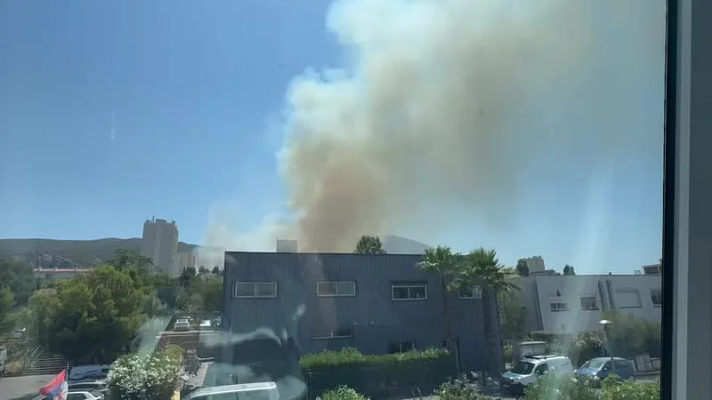 UN VIOLENT INCENDIE EN COURS DANS L’EST DE MARSEILLE, DES HABITATIONS MENACÉES