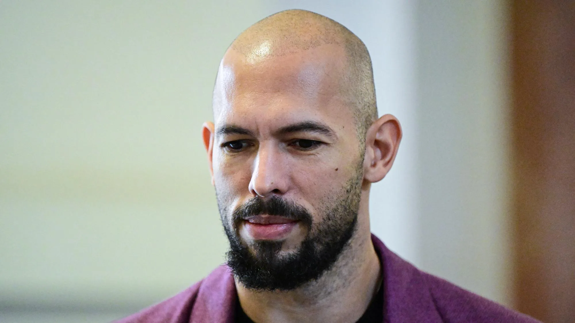 L’INFLUENCEUR MASCU ANDREW TATE, ACCUSÉ DE VIOL, ARRÊTÉ AUX ÉTATS-UNIS