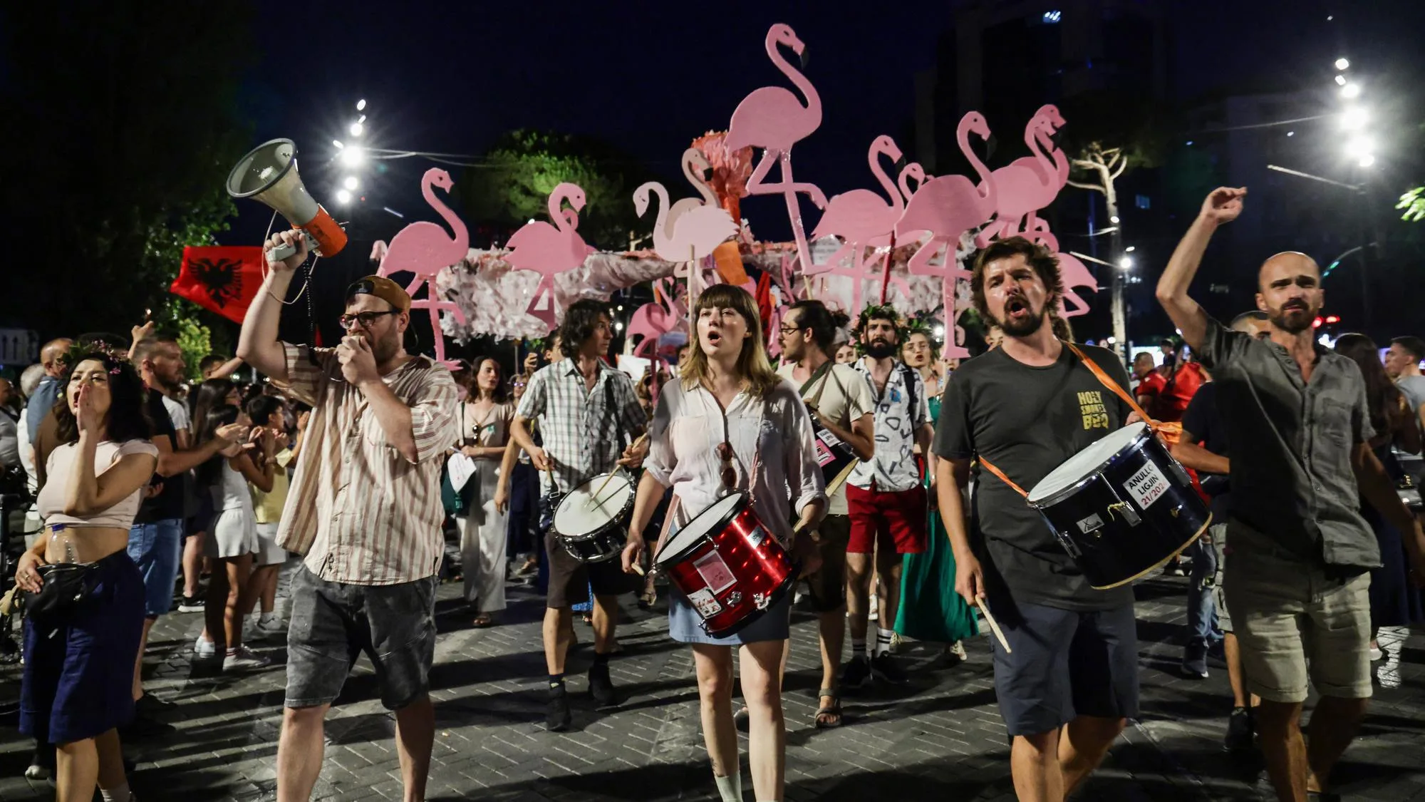 EN ALBANIE, JAMAIS LA MOBILISATION DES « FLAMANTS ROSES » CONTRE CE PROJET LIÉ AU CLAN TRUMP N’AVAIT ÉTÉ AUSSI GRANDE