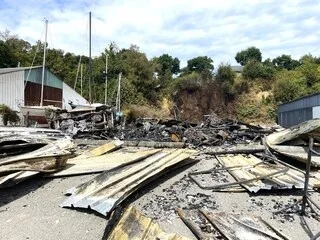 APRÈS LE VIOLENT INCENDIE À HENNEBONT, 27 BOXES DÉTRUITS, UN CHANTIER NAVAL SAUVÉ ET UNE ENQUÊTE OUVERTE