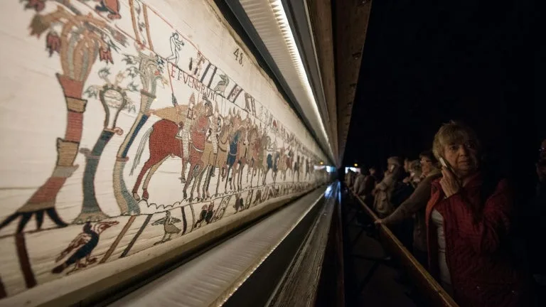 TAPISSERIE DE BAYEUX: EMMANUEL MACRON INAUGURERA MERCREDI À LONDRES L’EXPOSITION AU BRITISH MUSEUM