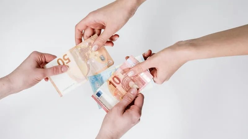 DONATION: TRANSMETTRE 100.000 EUROS À UN PROCHE SANS PAYER D’IMPÔT EST POSSIBLE, MAIS LA DATE LIMITE APPROCHE
