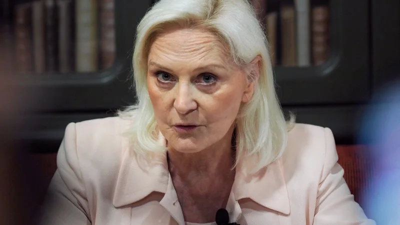 « VOTEZ LE PEN-DE GAULLE »: DANS LA SARTHE, MARIE-CAROLINE LE PEN CHOISIT UNE ARRIÈRE-PETITE-NIÈCE DU GÉNÉRAL POUR FIGURER SUR SA LISTE AUX SÉNATORIALES