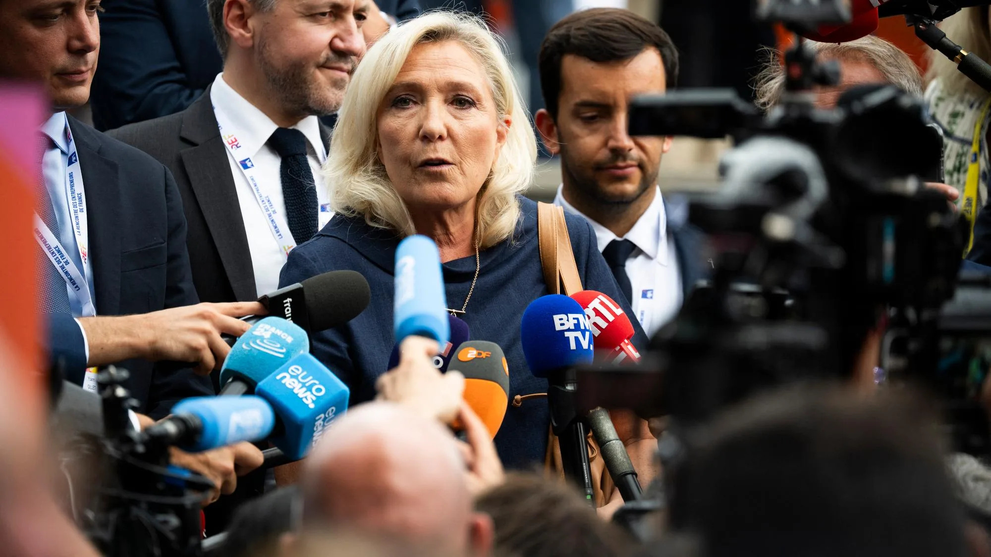 MARINE LE PEN PRISE DE COURT PAR LES RÉVÉLATIONS DE MEDIAPART SUR JORDAN BARDELLA, « UNE DINGUERIE »