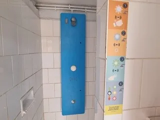 AU CAMPING, SEULEMENT QUATRE MINUTES POUR PRENDRE SA DOUCHE ? « C’EST DÉJÀ DEUX MINUTES DE TROP ! »