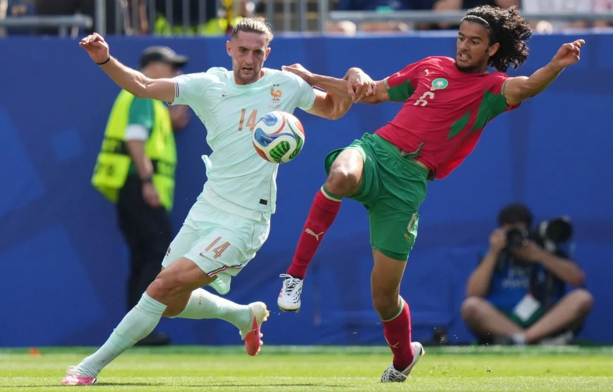 FRANCE – MAROC : LA MAIN D’ADRIEN RABIOT SUR LE BUT DE MBAPPÉ MÉRITAIT-ELLE D’ÊTRE SANCTIONNÉE ?