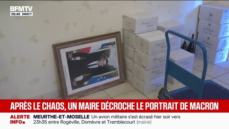 MOBILISATION DU 17 OCTOBRE: UN MAIRE DU MAINE-ET-LOIRE DÉCIDE DE METTRE LES DRAPEAUX EN BERNE ET DE DÉCROCHER LE PORTRAIT D’EMMANUEL MACRON