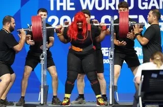 « JE SUIS RACISTE ET JE L’AI FAIT EXPRÈS » : QUAND UN ASSISTANT SABOTE UNE CHAMPIONNE DU MONDE DE POWERLIFTING