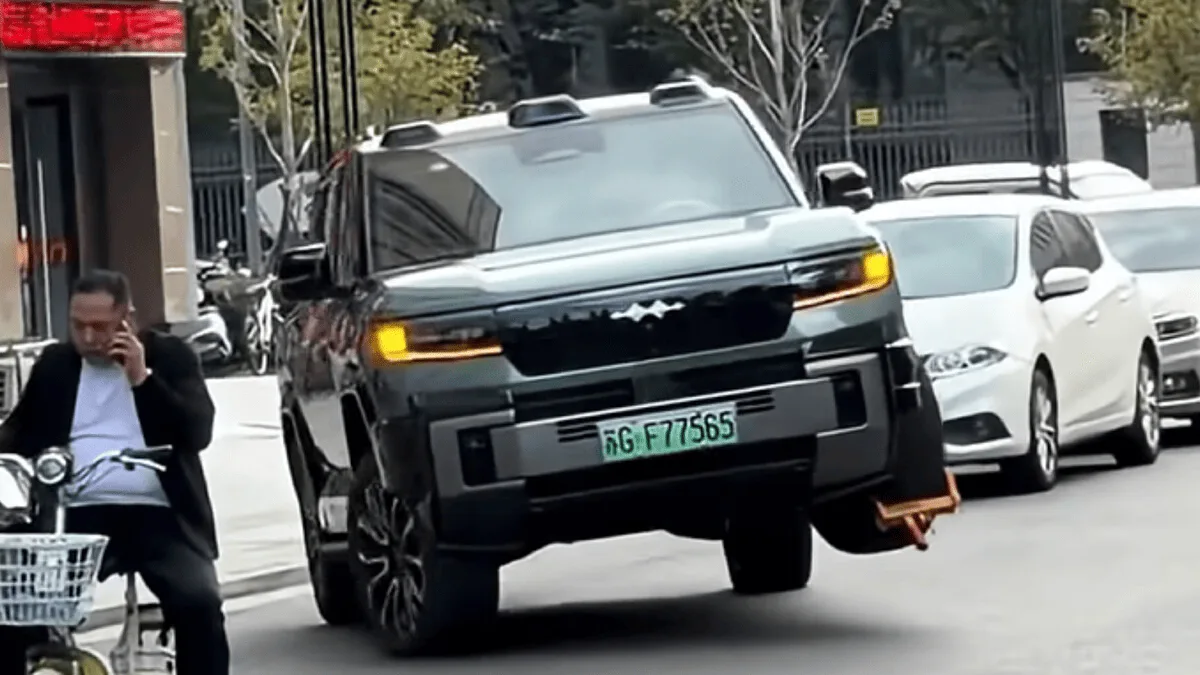 BLOQUÉ PAR UN SABOT, CE SUV BYD LÈVE SA ROUE DE 30 CENTIMÈTRES ET S’EN VA