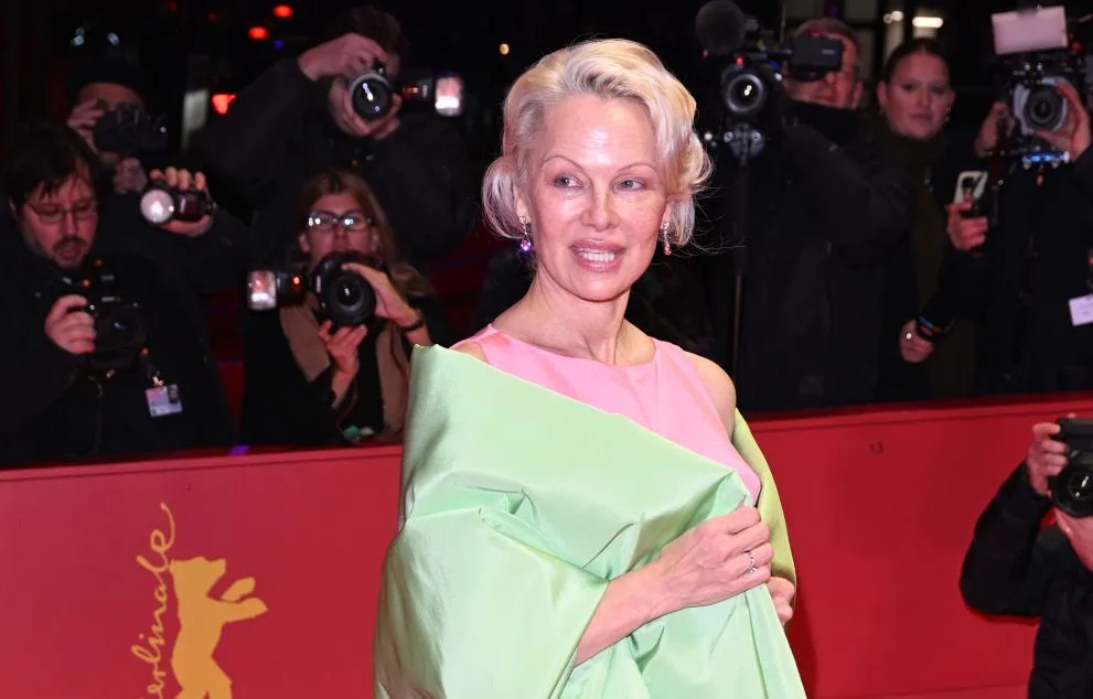 « ON M’AVAIT DONNÉ 10 ANS À VIVRE » : PAMELA ANDERSON ÉVOQUE SON DIAGNOSTIC D’HÉPATITE C À LA FIN DES ANNÉES 1990