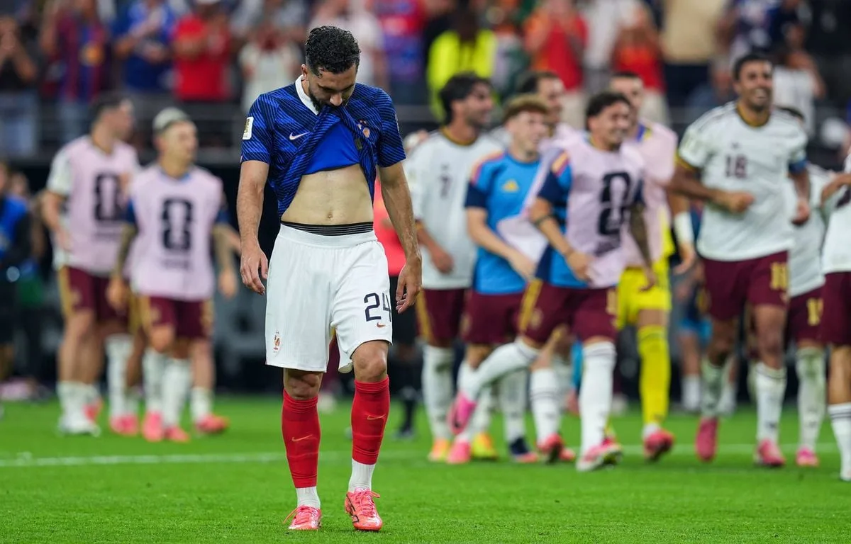 EN DIRECT COUPE DU MONDE 2026 : L’ÉQUIPE DE FRANCE A ÉTÉ « BATTUE PAR ELLE-MÊME », REGRETTE CHERKI… SUIVEZ L’ACTU DE LA NUIT AVEC NOUS…