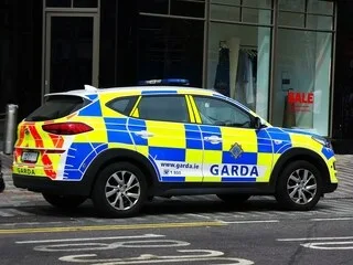 ACCIDENT À CONTRESENS EN IRLANDE : CINQ JEUNES SUIVANT CETTE MODE DES RÉSEAUX SOCIAUX SONT MORTS