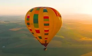 VIDÉO. L’EXPLOIT D’ELIAS SCHWÄRZLER AVEC UN SAUT À VÉLO D’UNE MONTGOLFIÈRE À PRÈS DE 1 000 MÈTRES D’ALTITUDE