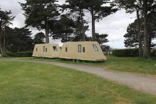 « AU DÉPART, C’ÉTAIT UNE FORMULE DE VACANCES POPULAIRE ET ACCESSIBLE » : LE CAMPING EST-IL DEVENU UN LUXE ?