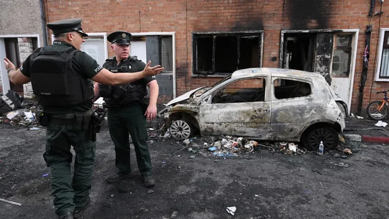 « LES TROUBLES NE SONT PAS LES BIENVENUS »: LA FAMILLE DE LA VICTIME D’UNE ATTAQUE AU COUTEAU À BELFAST LANCE UN APPEL AU « CALME »
