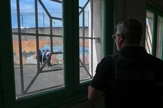 « PERSONNE N’A COMPRIS » : UN DÉTENU DE LA PRISON D’ANGERS ÉBOUILLANTE UNE SURVEILLANTE