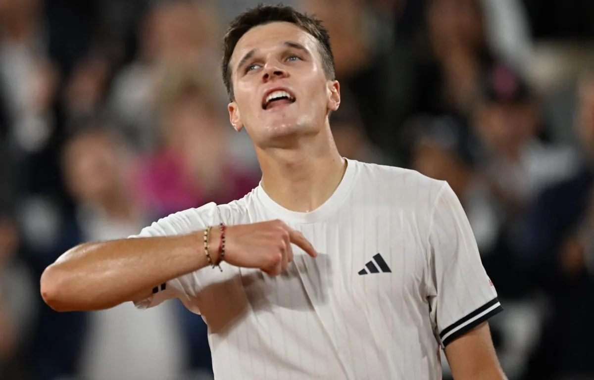 ROLAND-GARROS : OUBLIÉ DANS L’OMBRE DE FONSECA, FILS OU JODAR, LE CRACK MENSIK EST-IL LE DJOKOVIC DE SA GÉNÉRATION ?