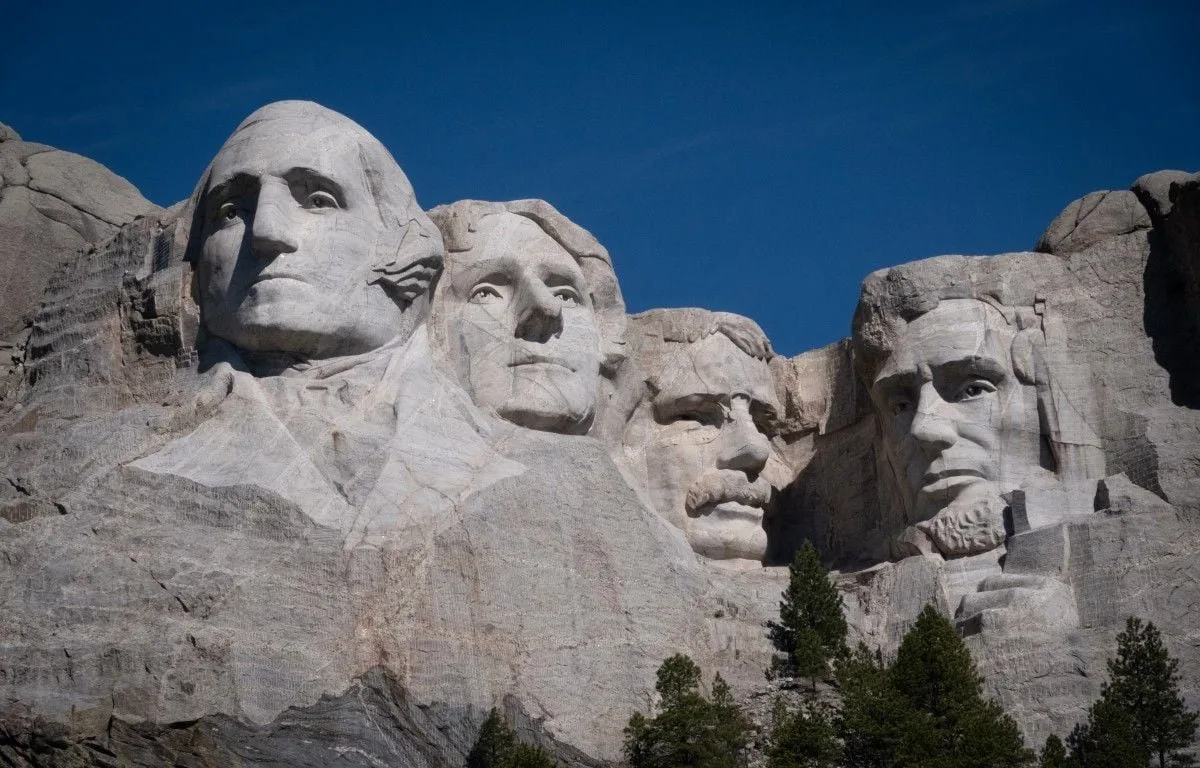 CONTROVERSES, SALLE SECRÈTE… CINQ CHOSES À SAVOIR SUR LE MONT RUSHMORE AVANT LE DISCOURS DE DONALD TRUMP