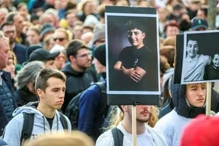 MORT DE THOMAS À CRÉPOL : LE PARQUET CONTESTE LA CIRCONSTANCE AGGRAVANTE DE RACISME RETENUE PAR LES JUGES D’INSTRUCTION