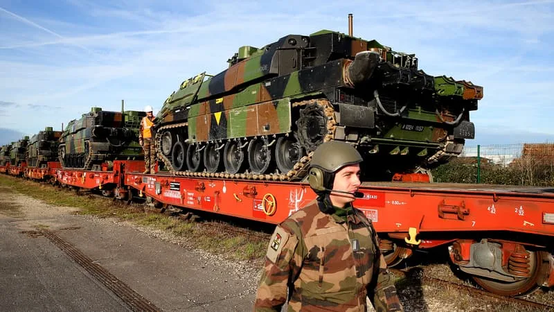 IL FAUT 45 JOURS POUR QU’UN TRAIN MILITAIRE AILLE EN POLOGNE DEPUIS LA FRANCE, L’EUROPE VEUT PASSER À 3 (C’EST ESSENTIEL FACE À LA RUSSIE MAIS CE N’EST PAS GAGNÉ)