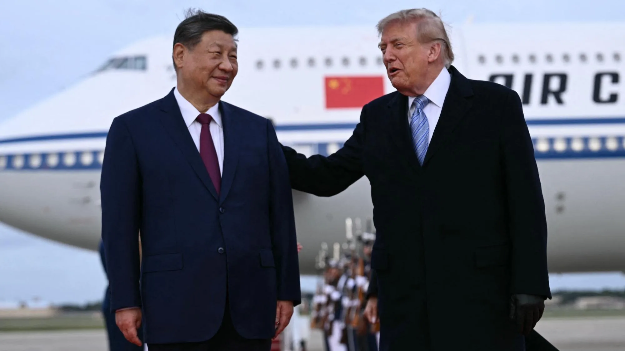 DONALD TRUMP A TOUT FAIT POUR IMPRESSIONNER XI JINPING À SON ARRIVÉE À L’AÉROPORT, MAIS C’EST LUI QUI A ÉTÉ SURPRIS