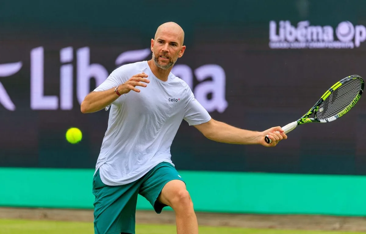 LE ROI DU GAZON, C’EST LUI ! LE DIVIN CHAUVE ADRIAN MANNARINO ÉCRIT L’HISTOIRE DU TENNIS FRANÇAIS