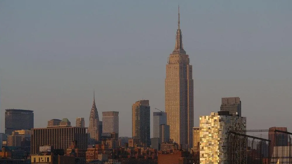 DEUX PERSONNES ARRÊTÉES APRÈS LA MISE EN SCÈNE DANGEREUSE D’UNE DEMANDE EN MARIAGE À L’EMPIRE STATE BUILDING