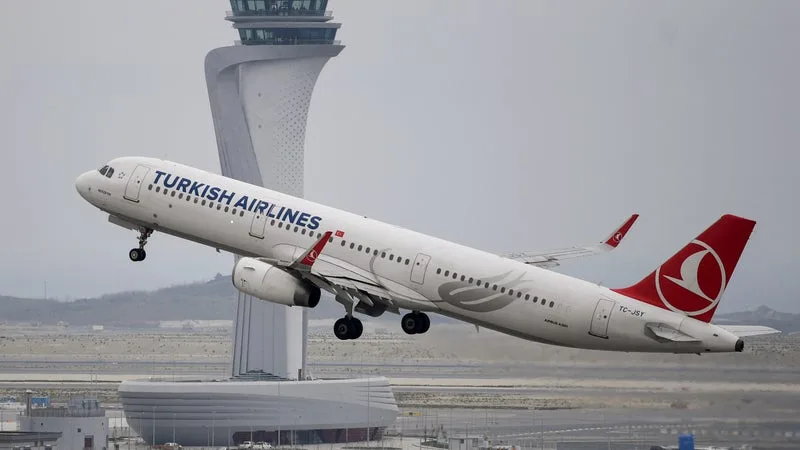 TURKISH AIRLINES EST « LA GRANDE GAGNANTE DE LA SITUATION »: LA GUERRE AU MOYEN-ORIENT PLOMBE LES GRANDS AÉROPORTS DE LA RÉGION ET C’EST LE HUB D’ISTANBUL QUI RÉCUPÈRE LEURS FLUX DE CORRESPONDANCE MASSIFS