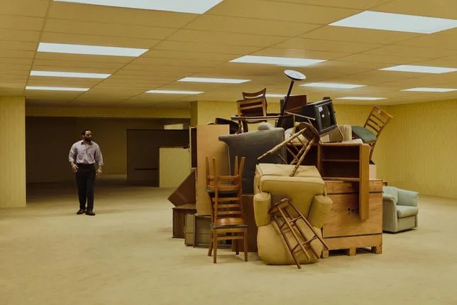 “BACKROOMS”, UN FILM D’HORREUR DONT LE SOUFFLE CRÉATIF EMPORTE TOUT SUR SON PASSAGE